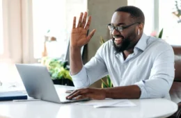 Veja cinco profissões home office com salários acima de R$ 8 mil em 2025