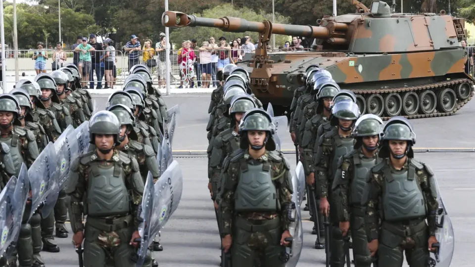 Exército proíbe acesso à monografia de general central em investigação do golpe