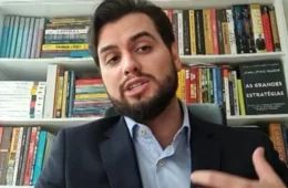 Filipe Martins deve seguir preso no Paraná; defesa nega uso de redes sociais pelo bolsonarista
