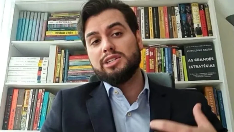 Filipe Martins deve seguir preso no Paraná; defesa nega uso de redes sociais pelo bolsonarista