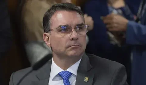 Plano econômico de Flávio Bolsonaro mira aposentadorias e enfraquece proteção social