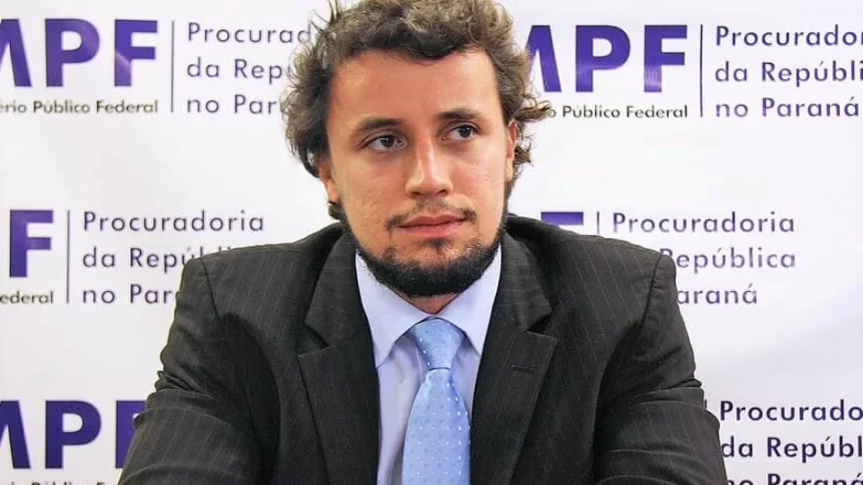 TRF-4 mantém no cargo procurador que pagou outdoor exaltando Lava Jato
