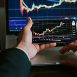 Ibovespa volta a subir após sequência de perdas; dólar fecha estável a R$ 5,18