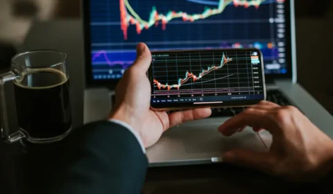 Ibovespa corrige rota após recordes, dólar sobe e mercado adota tom cauteloso