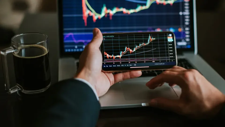 Ibovespa recua 0,41% com petróleo e Petrobras; dólar cai a R$ 5,50