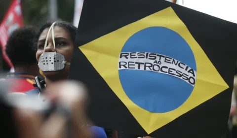 Mulheres negras encaram o dobro do desemprego e ganham metade da renda dos homens brancos, apontam dados do MTE