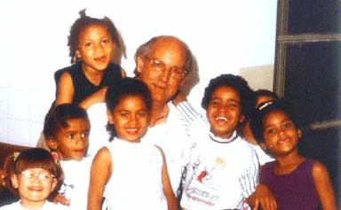Padre Júlio Lancellotti com as crianças da Casa Vida - Foto: Casa Vida