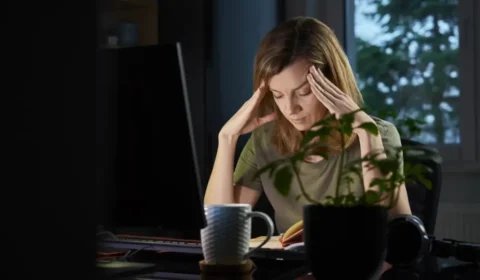 Afastamentos por burnout disparam e auxílios-doença crescem quase 500%