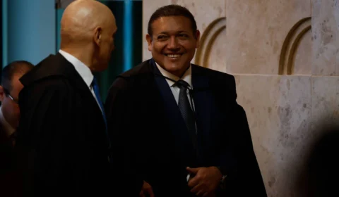 Kassio nega pedido de Bolsonaro e vota para manter Moraes em casos de trama golpista e 8/1