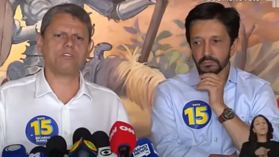 Defesa de Tarcísio no TRE omite PCC da frase sobre Boulos; acesso a documentos é negado