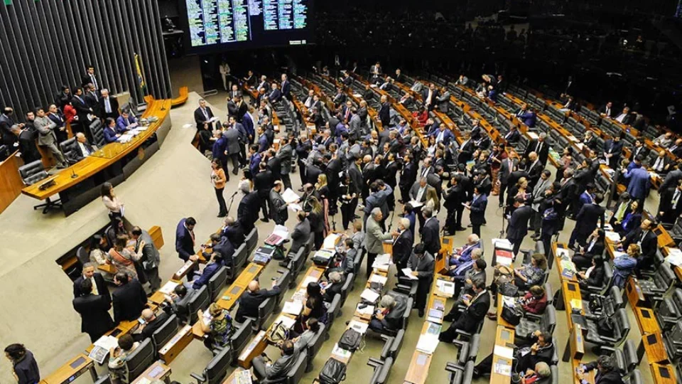 Busca da PF em apartamento de deputado faz centrão reativar pressão por PEC da blindagem