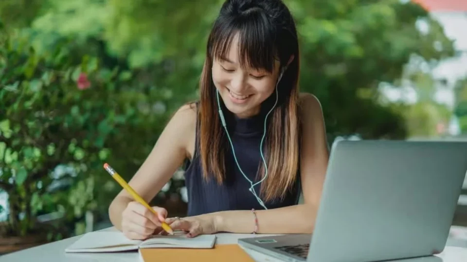 Veja 7 opções de cursos de tecnologia gratuitos para fazer em 2025