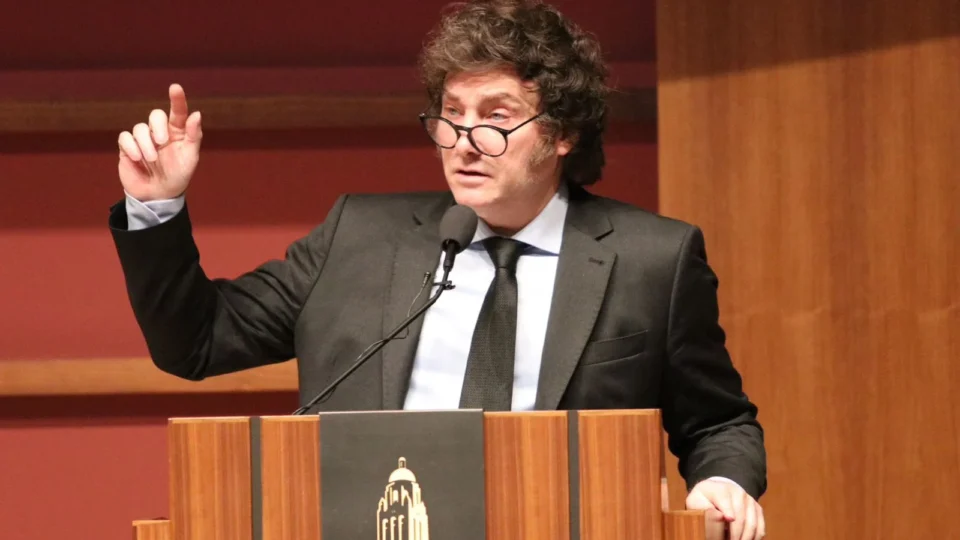 Senado argentino derruba veto e impõe derrota histórica a Milei