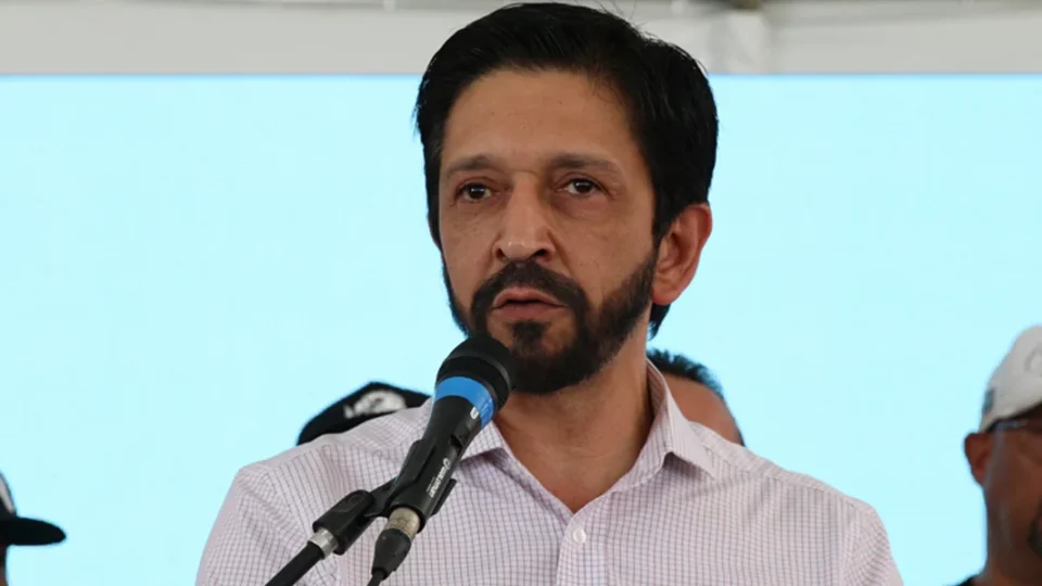 ‘Larga de ser babaca’, diz Nunes a manifestante em protesto contra derrubada de árvores