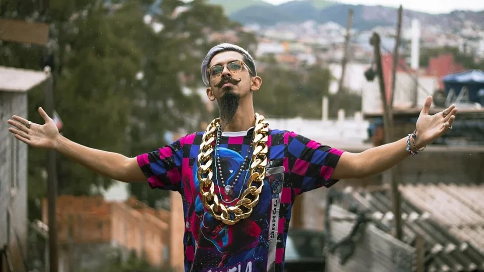 Influencer que usa conceitos acadêmicos para exaltar funk recebe ameaças de grupo neonazista