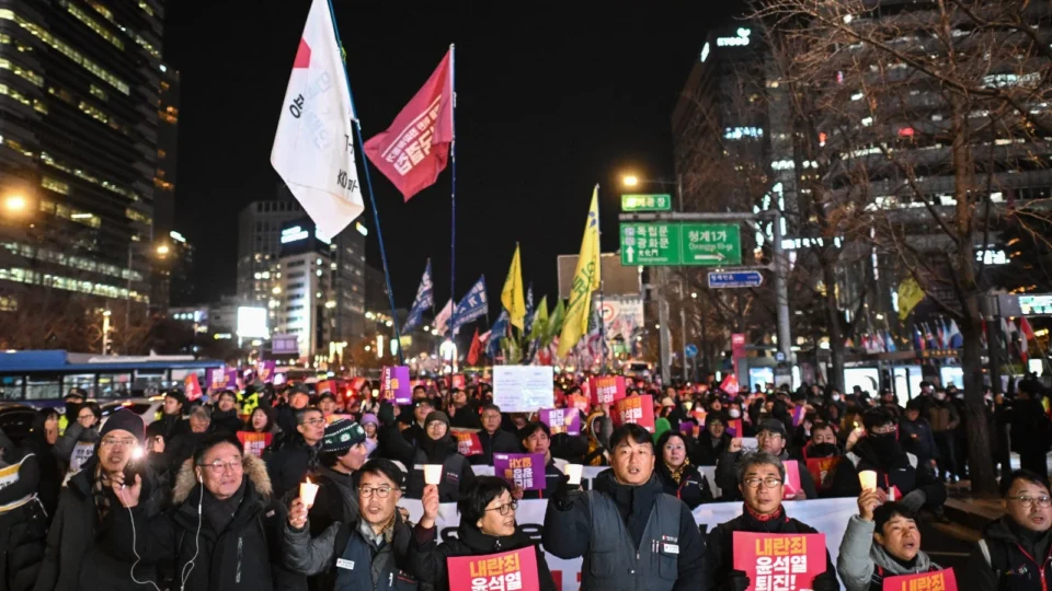Milhares de pessoas exigem a renúncia do presidente da Coreia do Sul após tentativa de lei marcial