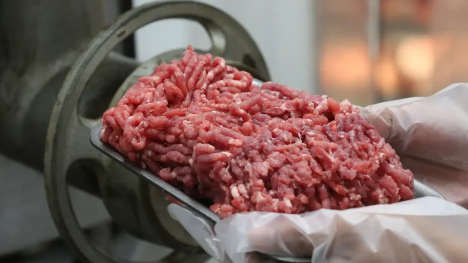 China anuncia tarifa de 55% para importação de carne bovina brasileira