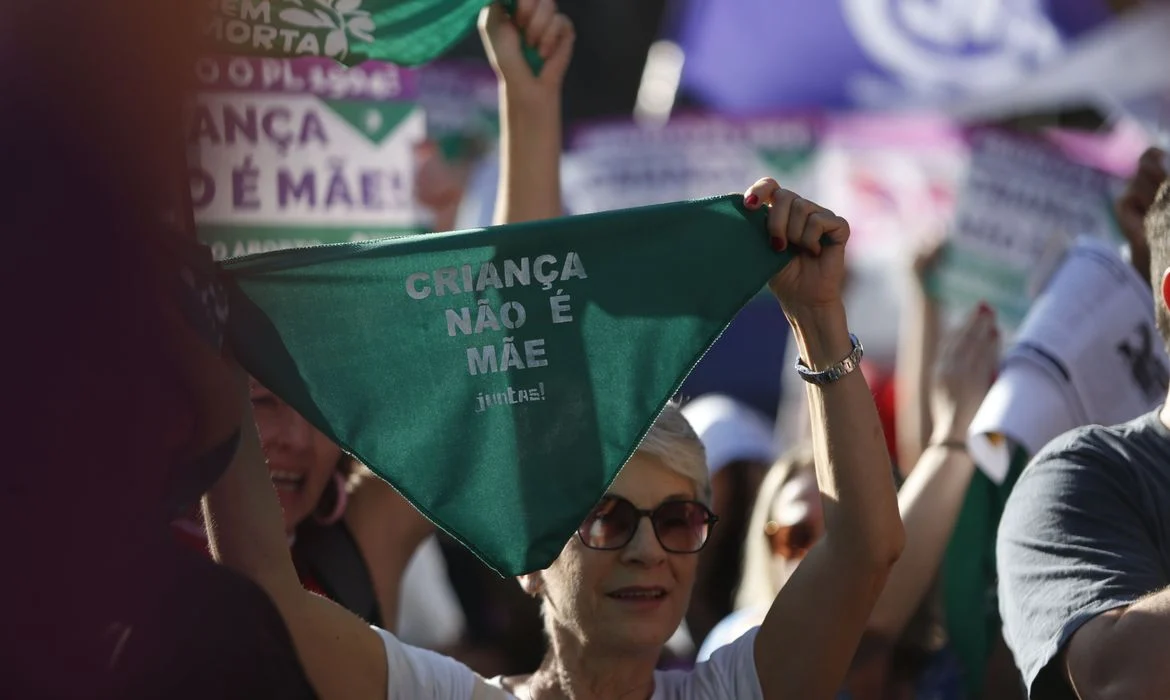 Uma em cada 23 adolescentes entre 15 e 19 anos se torna mãe no Brasil