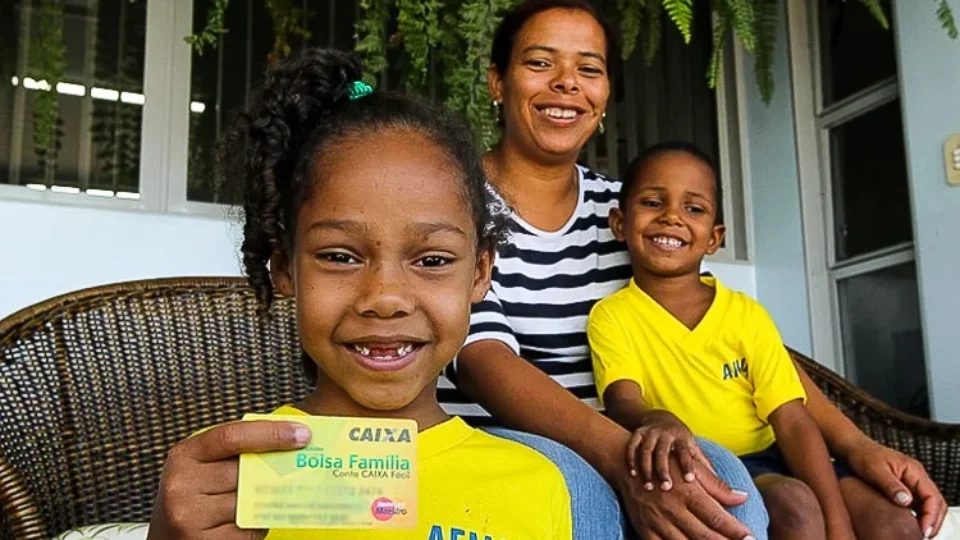 Em 2023, pobreza no país cai ao menor nível desde 2012