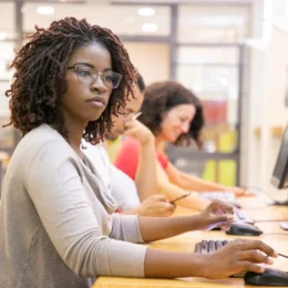 Desemprego entre mulheres negras jovens chega a 24,7%, aponta estudo