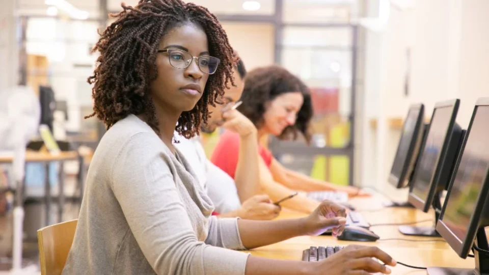 Desemprego entre mulheres negras jovens chega a 24,7%, aponta estudo