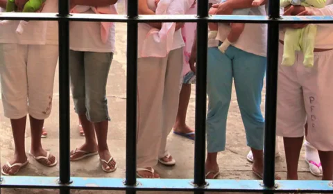 Deputados votam contra ter papel higiênico e absorventes nos presídios femininos
