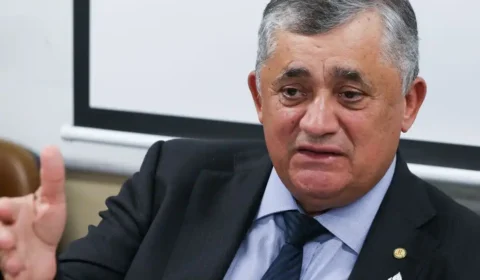Líder diz que governo pedirá de volta cargos de traidores que derrubaram MP e cita Caixa