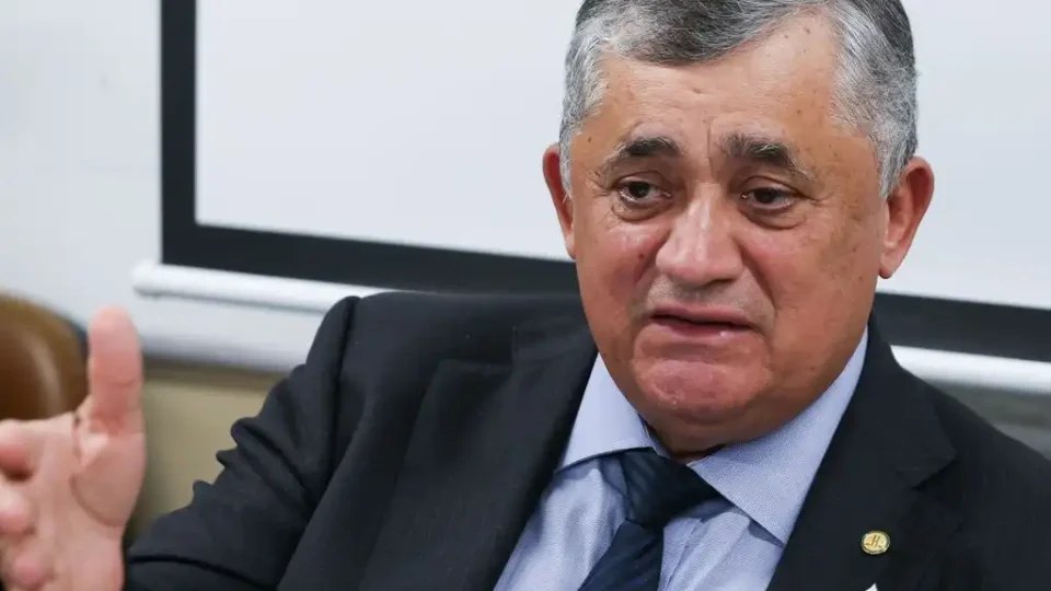Líder diz que governo pedirá de volta cargos de traidores que derrubaram MP e cita Caixa
