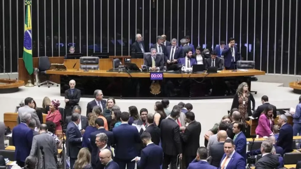 Deputados querem limitar operações da PF em reação às investigações sobre emendas