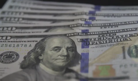 Nas redes, tática da oposição para explorar o dólar limita o alcance do debate