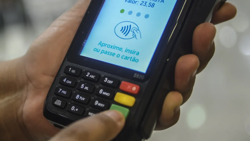 Estudo indica que Pix e cartão de crédito atuam de forma complementar