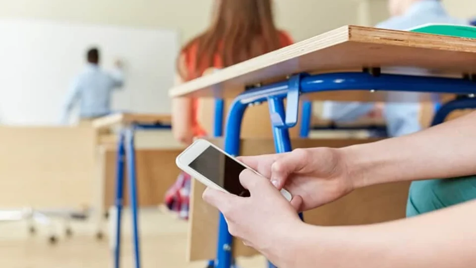 Senado deve aprovar nesta quarta o banimento nacional de celular nas escolas