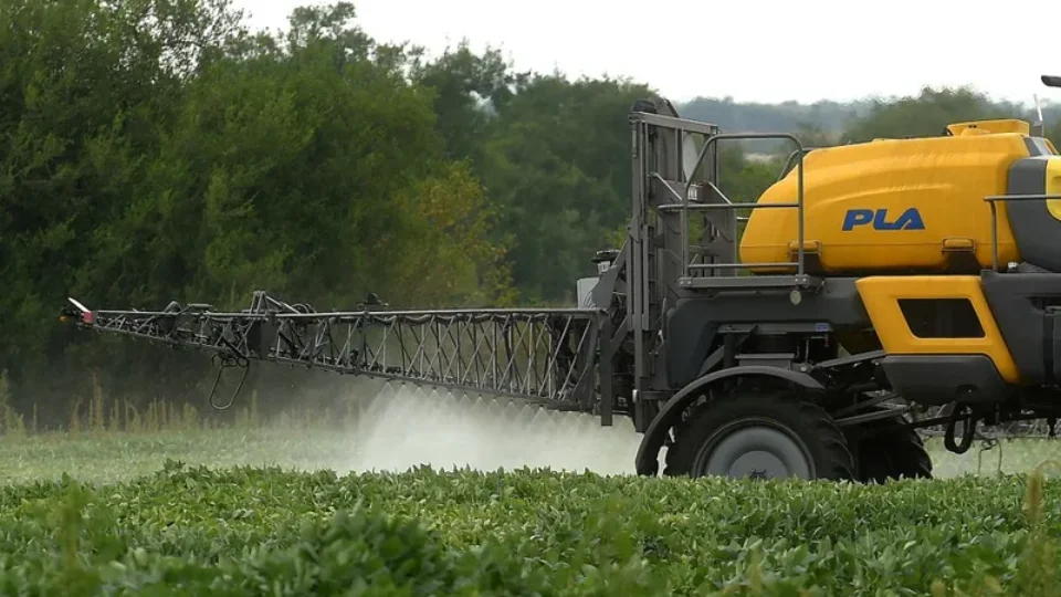 ‘Todos os rios do Brasil estão contaminados’, alerta pesquisador sobre uso de agrotóxicos