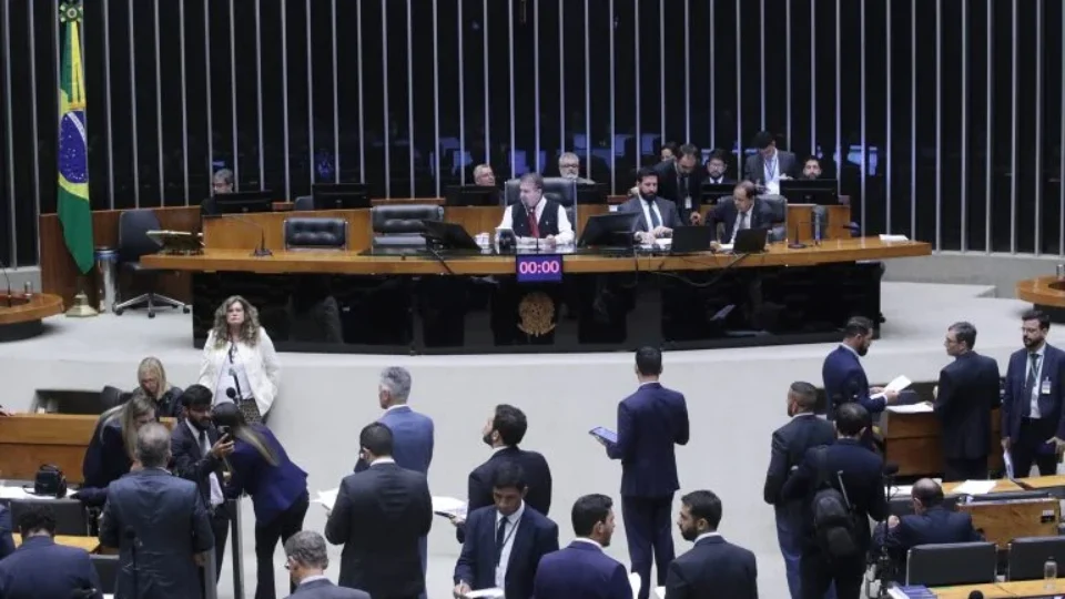 Câmara pode votar pedido de urgência para pacote de corte de gastos nesta 4ª