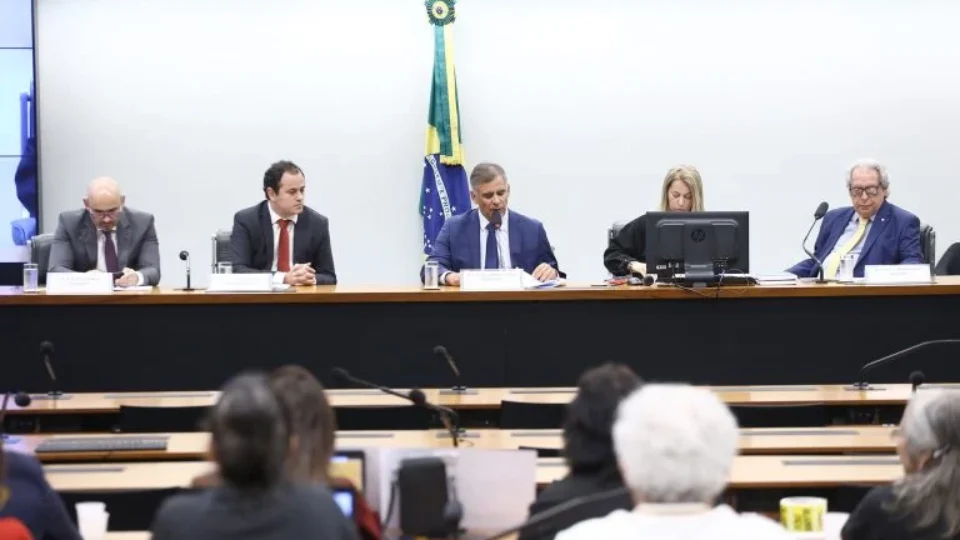 Ameaçado de cassação, Glauber Braga depõe e denuncia perseguição política