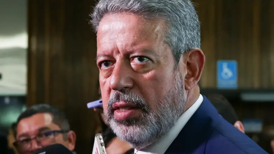De olho nas redes, Lira avisa deputados que não irá incluir emendas ao seu texto