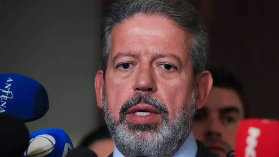Lira diz que hoje dará esclarecimentos a Dino sobre emendas