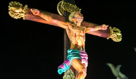 Marcantes na última década, enredos políticos dão lugar a críticas sociais no carnaval de 2025