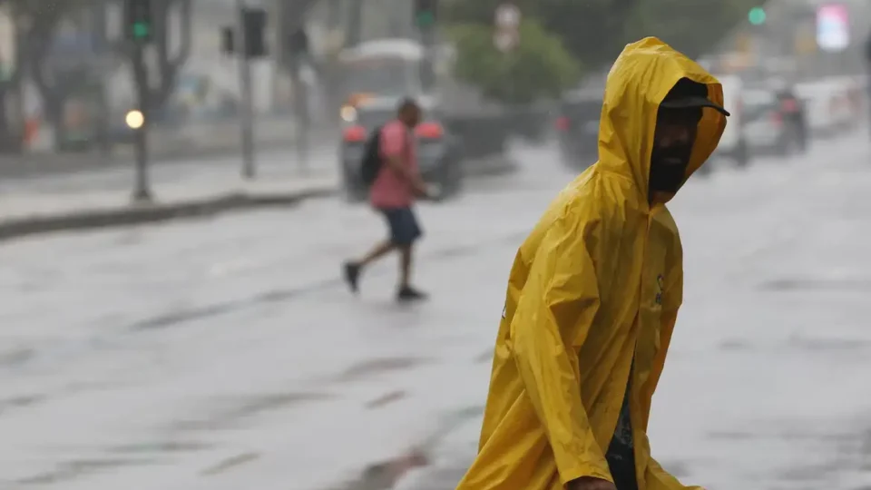 Dezesseis estados seguem com alertas para chuvas fortes