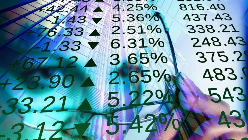 Ibovespa renova recorde e dólar se mantém abaixo de R$ 5 com fluxo positivo