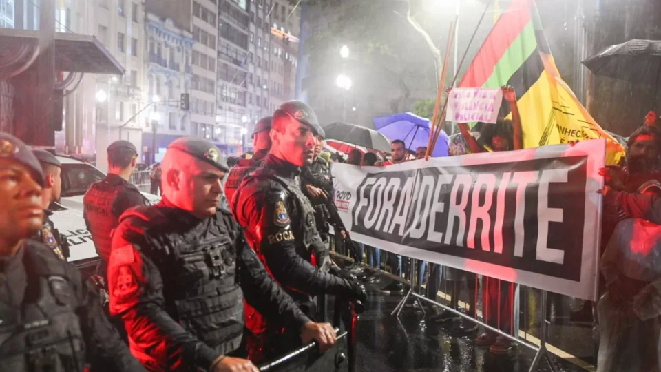 ‘Fora, Derrite e Tarcísio’: movimentos negros pedem fim da violência policial em SP