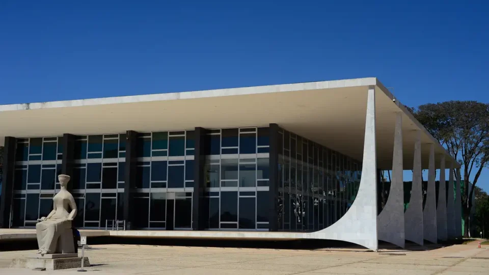 Decisão do STF diminui penduricalhos, mas mantém distorções e margem para abuso