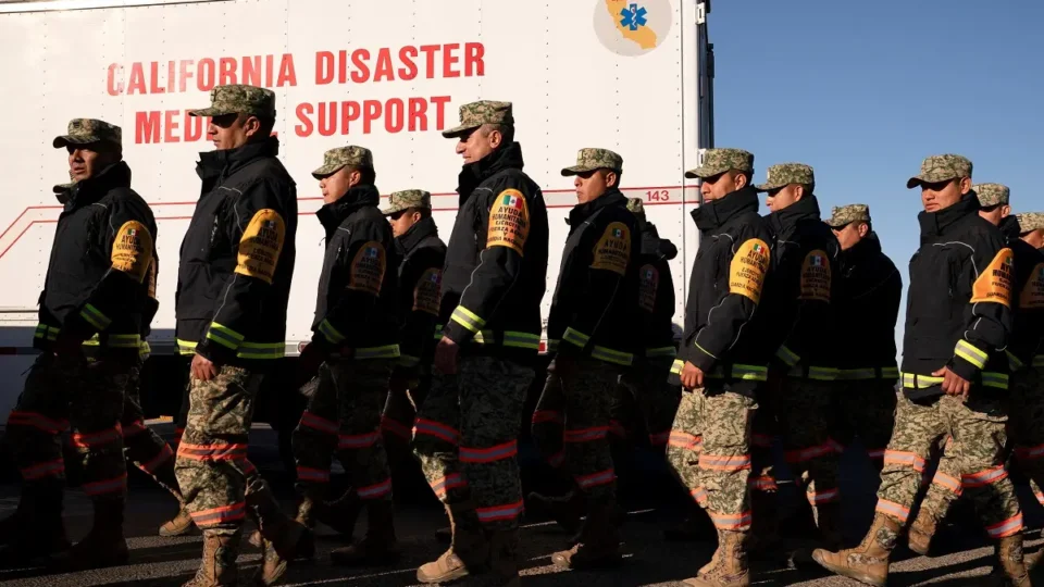 Ameaçados por Trump, Canadá e México enviam bombeiros para Los Angeles