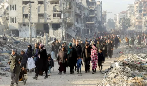 Palestinos começam a retornar para uma Gaza devastada