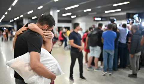 Brasileiros acorrentados são expulsos do sonho americano