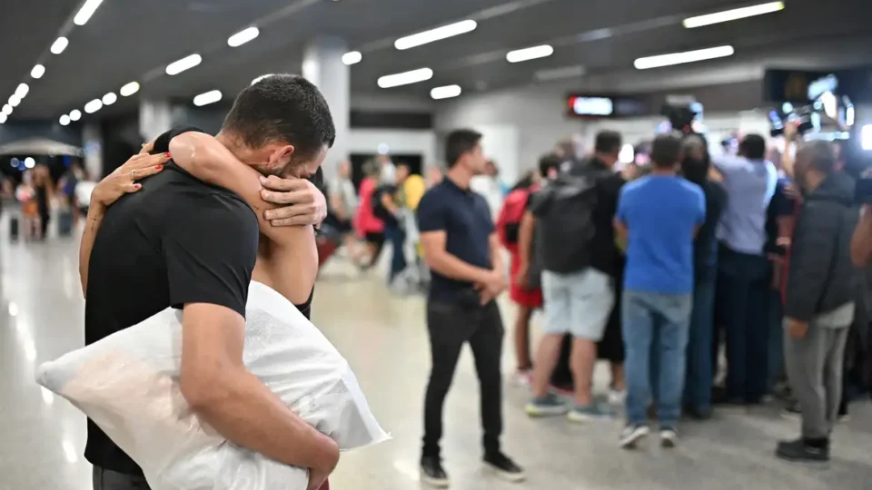 Brasileiros acorrentados são expulsos do sonho americano