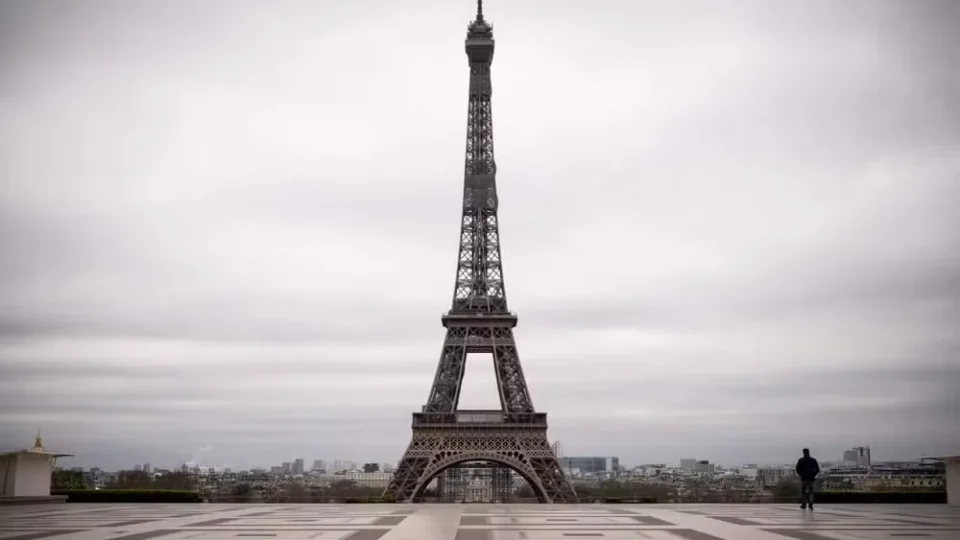 Paris abandona perfil na rede social X devido ao volume de desinformação na plataforma