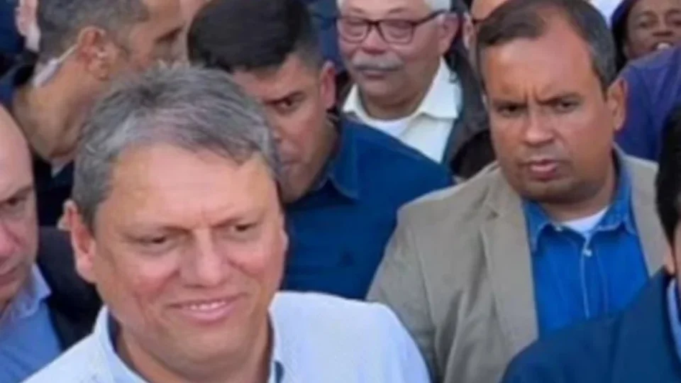 Ex-segurança de Tarcísio suspeito de elo com o PCC retorna à PM