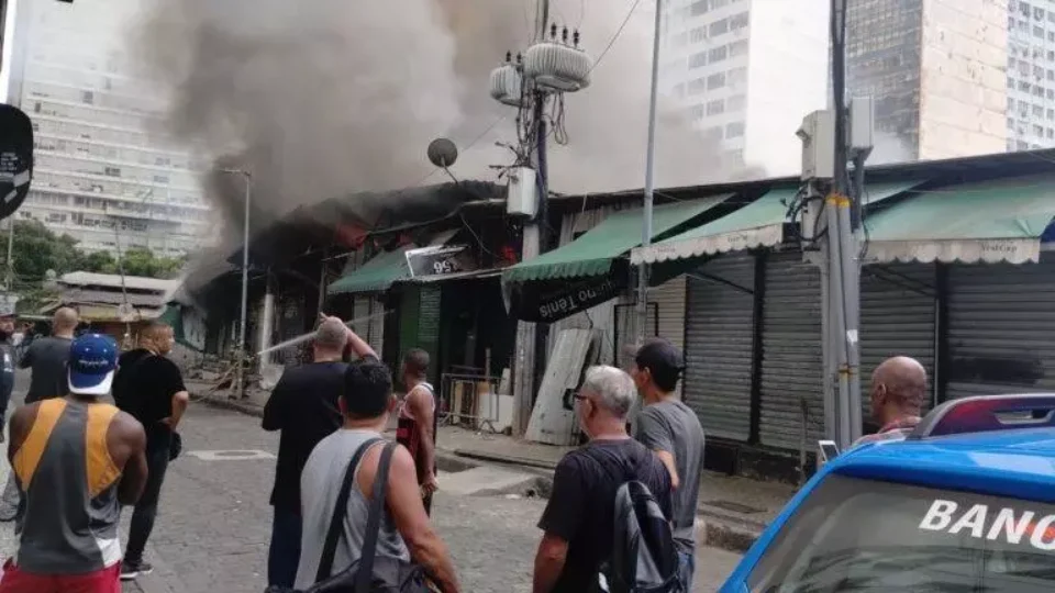 Incêndio atinge Camelódromo, mercado popular do RJ; não houve vítimas