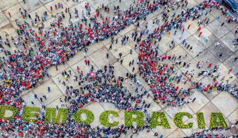 Cerimônia sobre 8/1 tem petistas, ministros e ausência de cúpula do Congresso